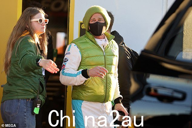 Brad 看起来专注于他当天前往拍摄