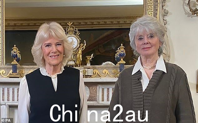 戴安娜·帕克斯(右)和卡米拉。帕克斯女士因与海蒂共同创立乔安娜·辛普森基金会的工作而被授予 CBE 新年荣誉,该基金会致力于帮助遭受苦难的儿童家庭暴力和凶杀的结果