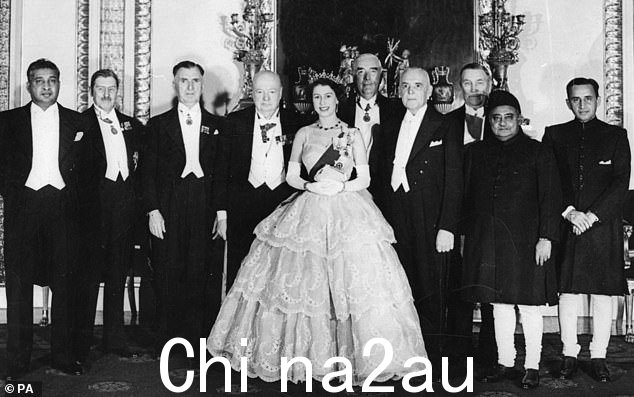 1952 年,女王伊丽莎白二世身着薄纱晚礼服与首相和高级部长一起出席在白金汉宫举行的英联邦经济会议