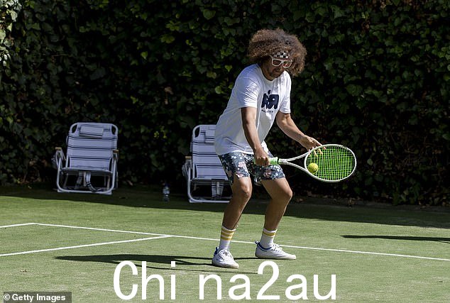 美国说唱歌手和网球爱好者 Redfoo(如图)也加入了乐趣