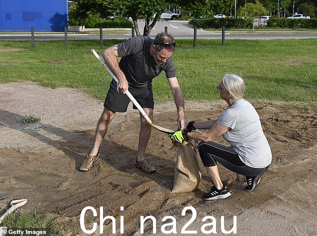 汤斯维尔居民在飓风基里利到来之前准备沙袋