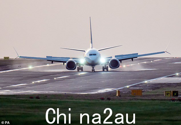 瑞安航空 FR9078 航班从阿利坎特出发,在大风中降落在利兹布拉德福德机场