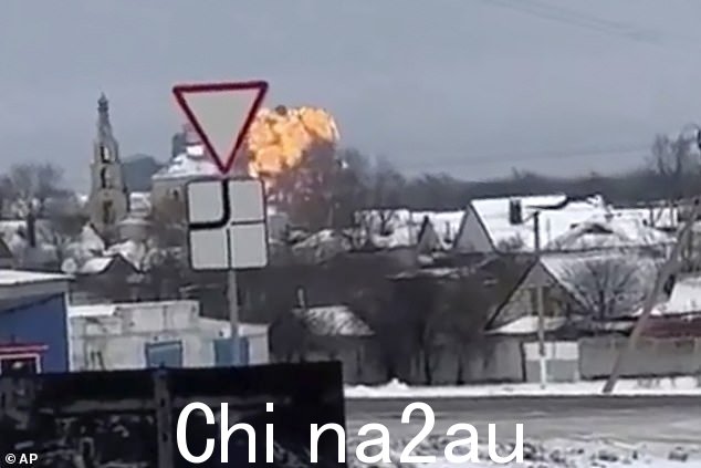 当这架 164 英尺的大型飞机猛烈撞击地面时,它爆炸成一个巨大的火球,将这架 72 吨重的飞机吞没在火焰中