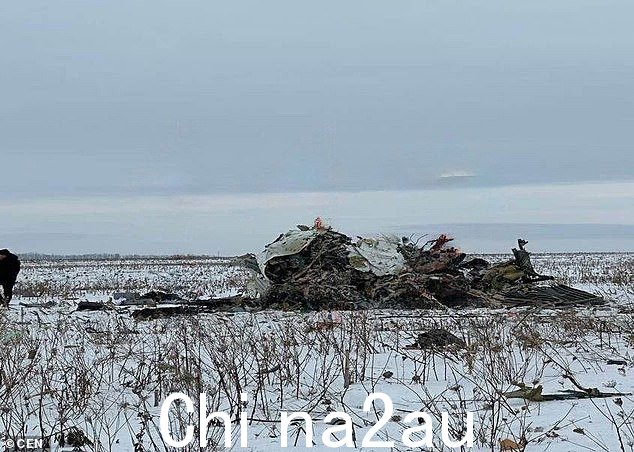 如图:亚布洛诺沃村坠毁的俄罗斯军用飞机残骸