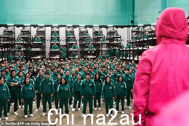 《鱿鱼游戏》最初于 2021 年 9 月 17 日在 Netflix 上开始流媒体播放,并迅速成为一种流行文化现象,成为该公司历史上收视率最高的剧集