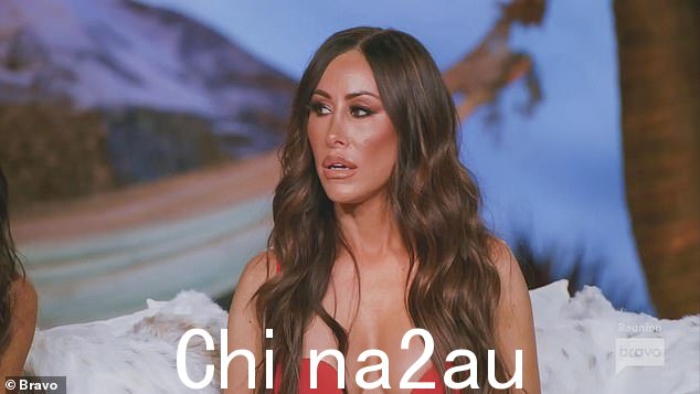 Angie Katsanveas 开玩笑说,'你要打开灯,把她拉到路边,然后给她一个呼气测醉器吗?'