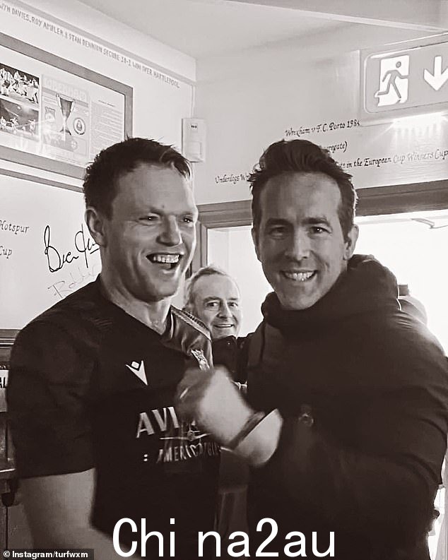 这部扣人心弦的剧集讲述了好莱坞明星 Ryan Reynolds 和 Rob McElhenney 重振传奇的雷克瑟姆足球俱乐部的故事,并在威尔士拍摄。图为:Ryan Reynolds 与当地酒吧老板