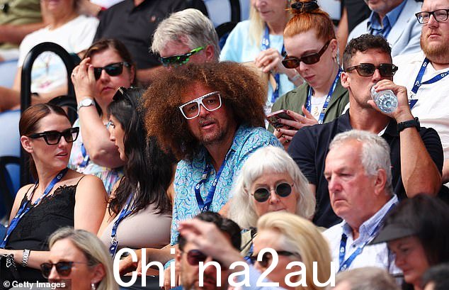 Redfoo 看起来很兴奋能够将他独特的能量注入罗德·拉沃尔竞技场,并让观众对他意外的出现感到敬畏