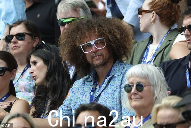 他独特的外表让他一眼就能被认出来,因为他的标志性发型是他在 LMFAO 时代的标志