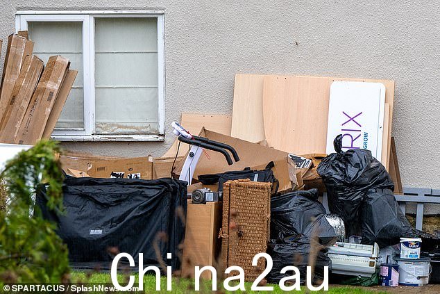 这家人必须在 2 月 7 日之前拆除水疗中心,因此在过去两天内开始拆除物品