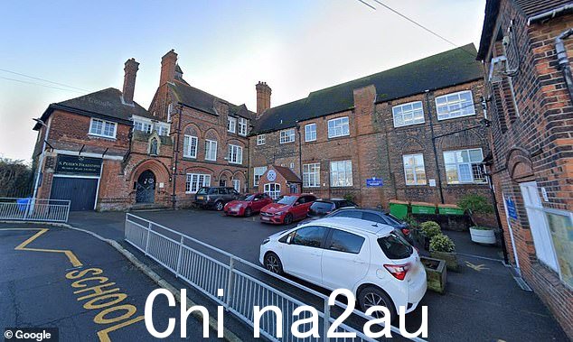 福克英格兰圣彼得教堂小学石头, 肯特,表示将对未能按时接孩子的屡犯者处以罚款