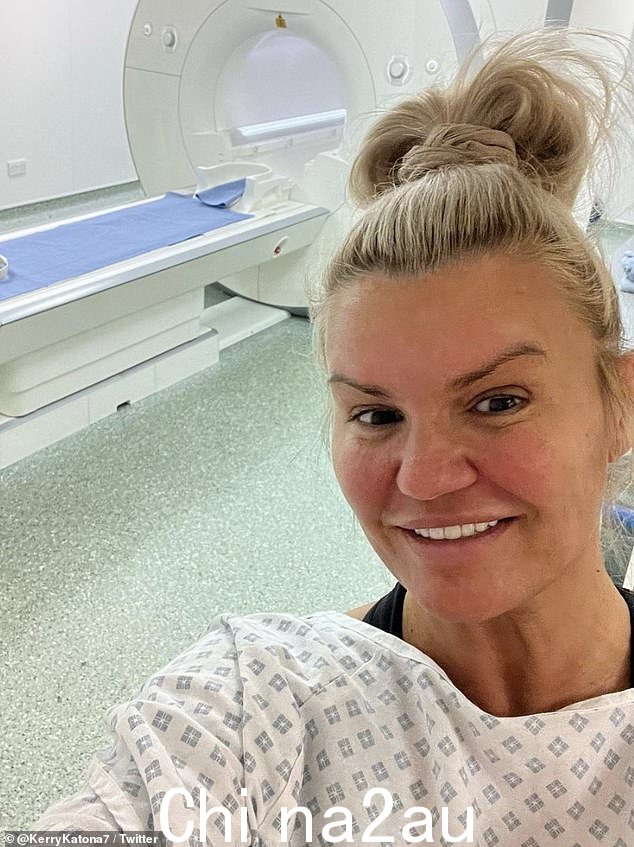 凯莉·卡托纳 (Kerry Katona) 透露，上周接受眼睑整容手术后，她一直因“疼痛”而“哭泣”，并表示这“比生孩子更糟糕”（图为手术前）” class=