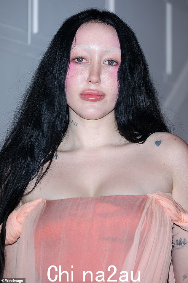 Her tattoos were visible on her arms and shoulders穿着裙子