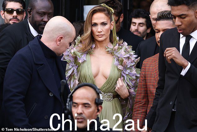 Jennifer 证明了她仍然拥有它,因为她在周三下午巴黎时装周的 Elie Saab 2024 年春夏高级时装秀上引起了旁观者的注意