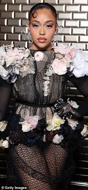 这位 26 岁的亿万富翁兼企业家在周三的 Jean Paul Gaultier x Simone Rocha 秀前疯狂地互相挥手