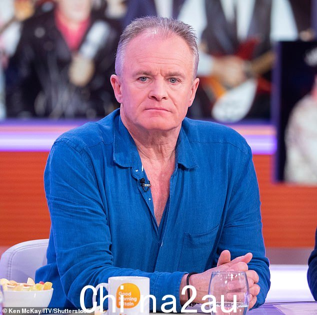 鲍比·达夫罗 (Bobby Davro) 上周在萨里 (Surrey) 的一场现场演出中生病并倒下,目前正在从轻微中风中恢复