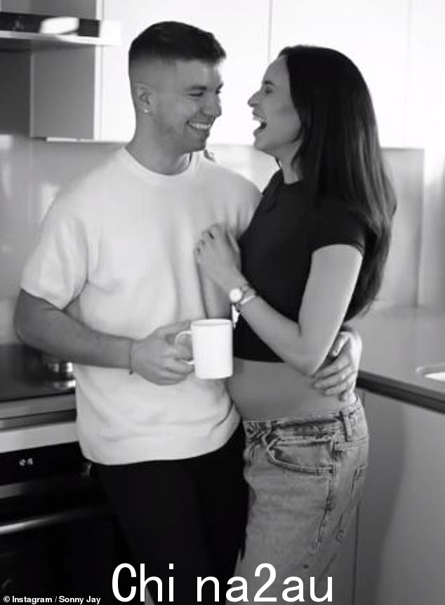 Sonny Jay,30 岁,周三透露,他将与女友 Danielle Peazer 迎来第一个孩子 - 距离他与未婚妻 Lauren Faith 分手已有 18 个月