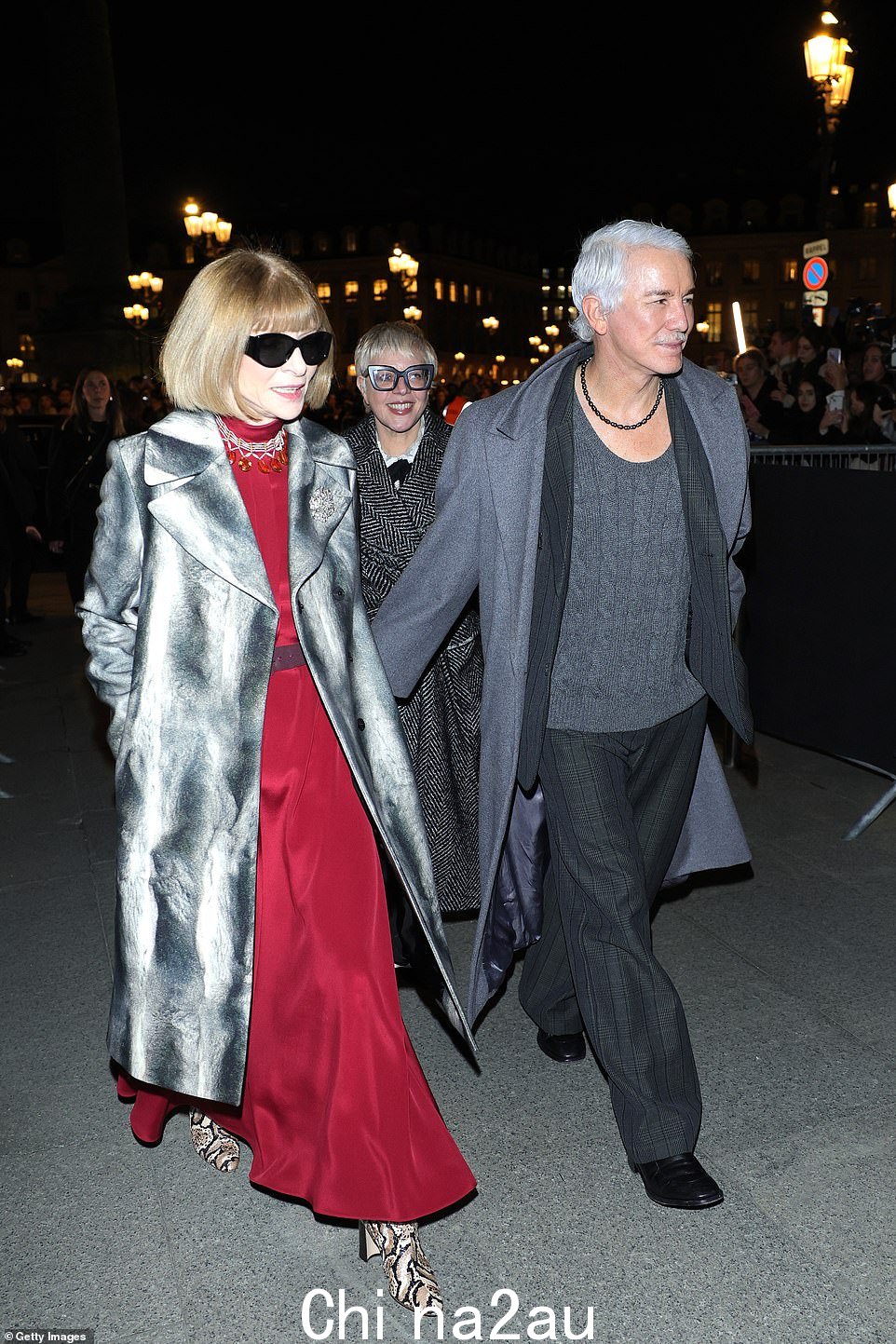 世界著名时尚编辑 Anna Wintour 与澳大利亚电影导演 Baz Luhrmann 一起抵达秀场,两人剪裁出时尚的展示效果