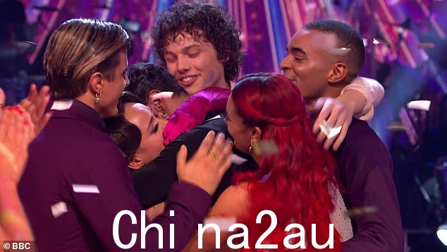 Ellie 击败 Bobby 和其他决赛入围者 Layton Williams 获得 12 月的 Strictly Glitterball 奖杯