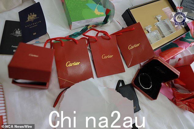 法新社在 1 月 11 日突袭卡林顿位于 Kingsgrove 的家中发现的物品包括四个手镯、三支钢笔、两个打火机、两把手镯钥匙、一对耳环、一个钱包、一支蜡烛、一个打火机和一个男士吊坠
