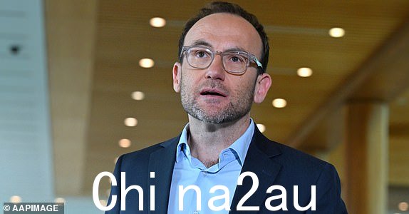 绿党领袖 Adam Bandt 于 2023 年 11 月 14 日星期二在堪培拉议会大厦举行的新闻发布会上。(AAP 图片/Mick Tsikas)无存档