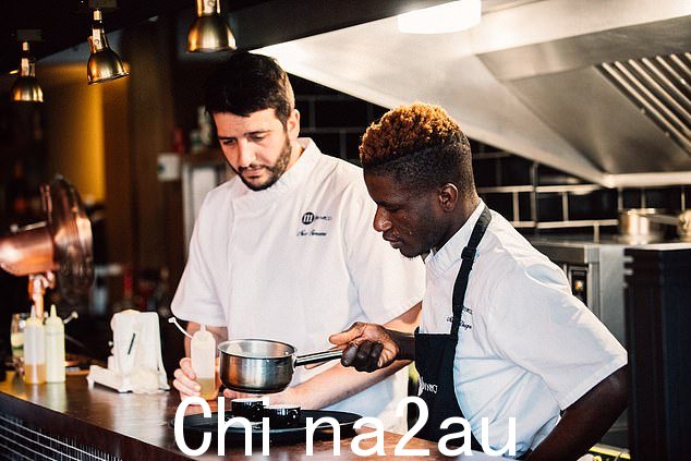 Simeone 先生最初雇用前露宿者 Diagne 先生担任厨房搬运工,后来他的门徒成为助理主厨,然后成为老板
