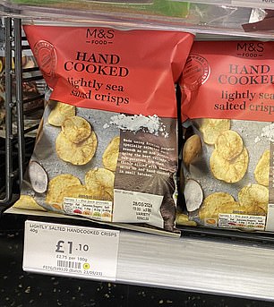 天使中的 Marks & Spencer 的一包现成的咸薯片
