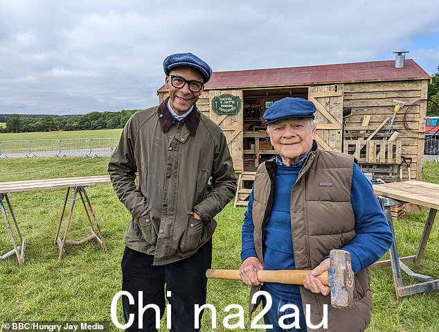 虽然脚本设置也很繁重,但 David & Jay 的 Touring Toolshed 开始陷入一种令人非常满意的节奏。如图:David Jason 和 Jay Blades