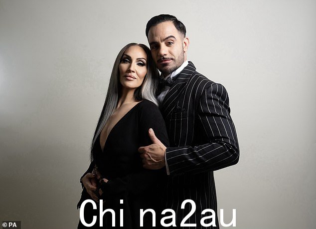 她与 Ramin Karimloo 演对手戏,饰演戈麦斯·亚当斯(如图),莱斯利·约瑟夫饰演奶奶