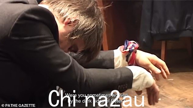 Peter Doherty: Stranger In My Own Skin 显示了他可怕的毒瘾程度、他在病情最严重时的痛苦表演,还包含他与朋友兼情人艾米怀恩豪斯 (Amy Winehouse) 的影片