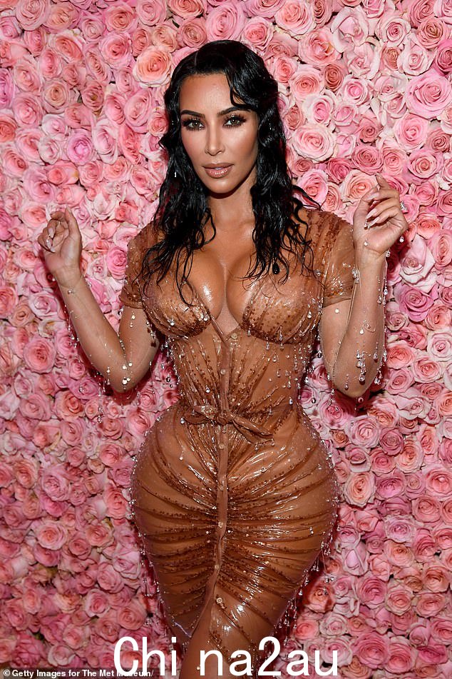 在 Met Gala 上,金穿着紧身胸衣,深V领口收紧了腰部