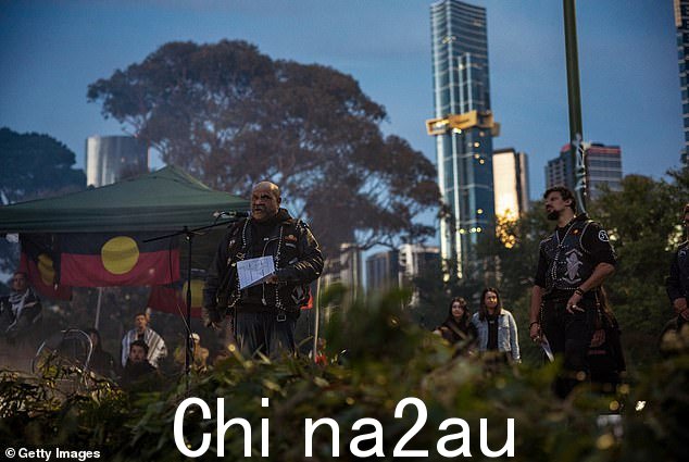 活动地点(如图)是“遣返并重新埋葬的 38 名维多利亚原住民遗骸”的安息地,并在花岗岩巨石上立有纪念牌匾