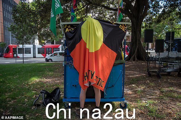 在悉尼其他地方,活动人士聚集参加入侵日集会,抗议英国殖民统治(如图)