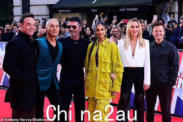 Ant McPartlin、Bruno Tonioli、Simon Cowell、Alesha Dixon、Amanda Holden 和 Declan Donnelly 一起摆出姿势,西蒙顽皮地拉着布鲁诺的耳朵