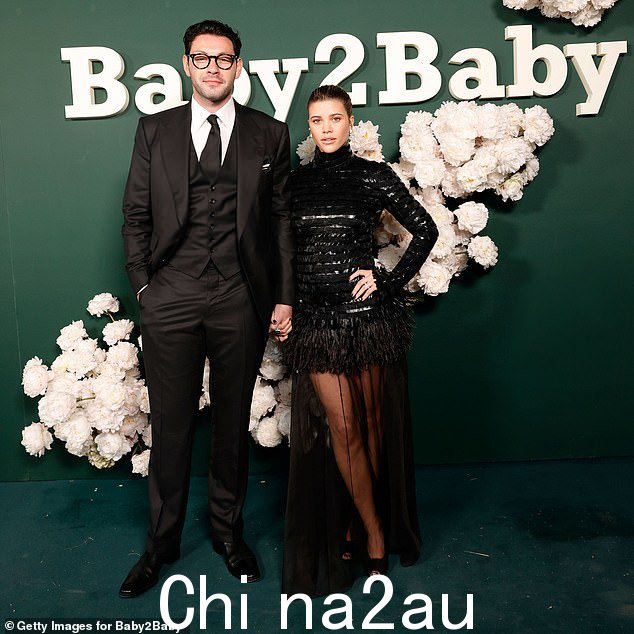 Sofia Richie 已怀孕六个月,怀上了她与丈夫 Elliot Grainge 的第一个孩子(2023 年 11 月摄)