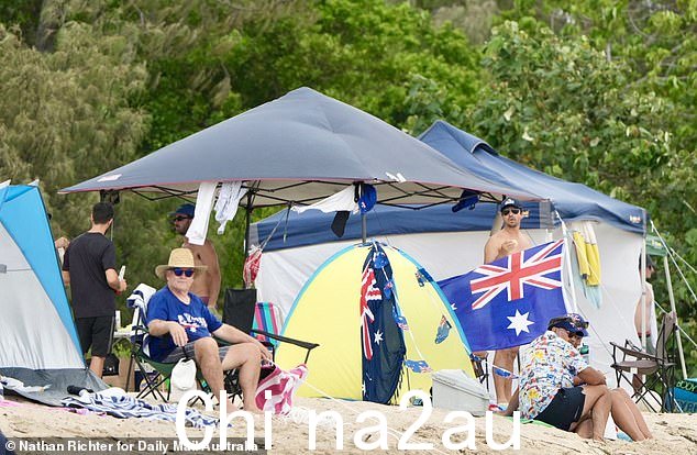随着澳大利亚人涌向海滩，许多澳大利亚国旗竖立在帐篷旁边
