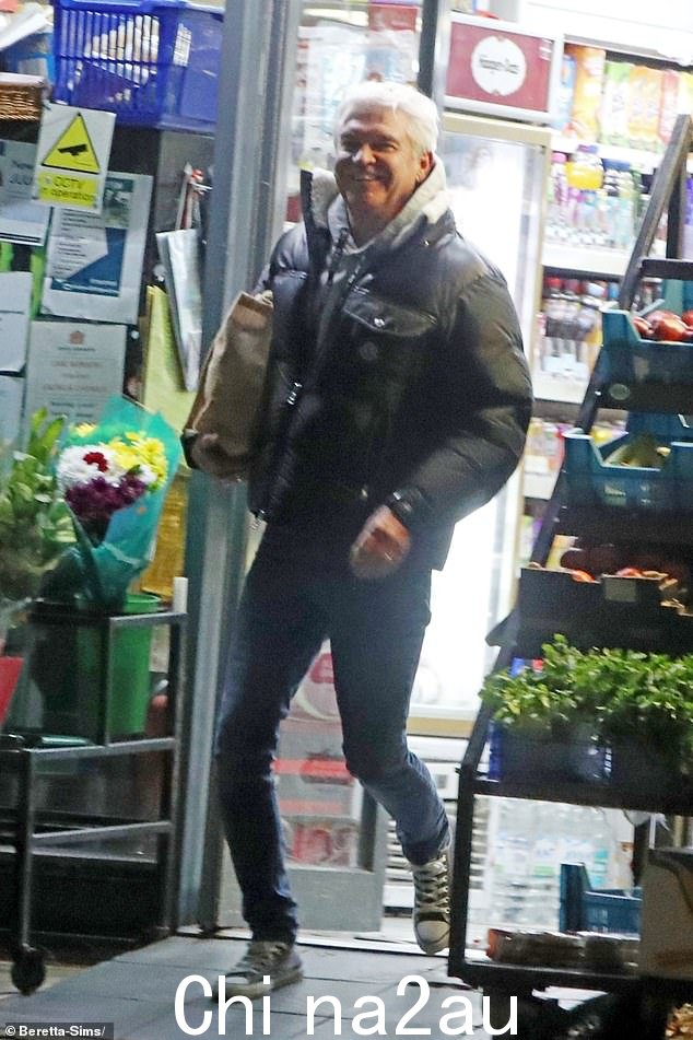 Phillip Schofield 自从《冰上之舞》重返荧幕后首次走出舞台,人们发现他看上去轻松而快乐