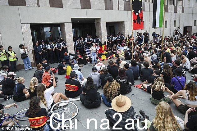 一名活动人士使用了抗议者坐在议会大厦外时使用扩音器