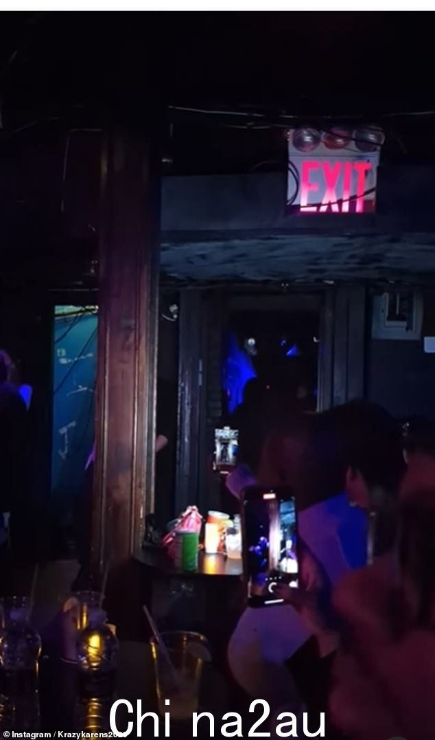 保安将这名身份不明的男子带下舞台,诺曼德说,'天啊,有人被电击了,天哪'