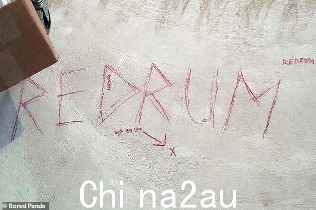 红鼓!一位女士在更换家里的地毯时发现了这条令人毛骨悚然的消息,让人想起她家前任主人的史蒂芬·金恐怖片