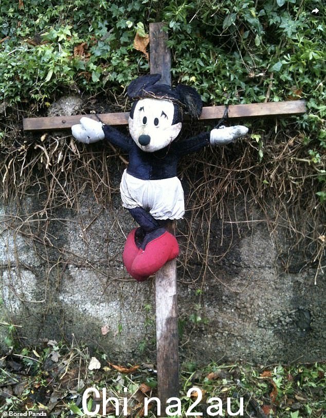 有人在新租住的花园里发现了这个被绑在十字架上的米妮老鼠造型，吓得魂飞魄散