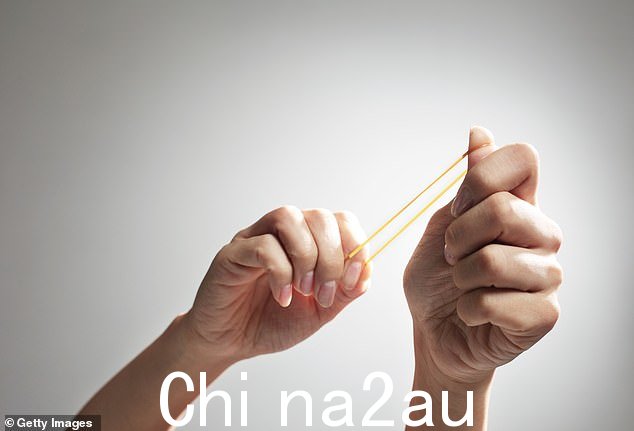 Deary 探索我们快速移动、过度活跃、过度连接、多平台、焦虑的生活方式如何让人们毫不松懈 - 使用类比弹力带的拉力