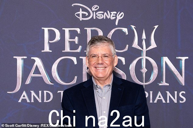 Rick Riordan(如图)首次出版他的波西·杰克逊小说系列近二十年后,这个深受喜爱的角色和他的朋友们将再次出现在《波西·杰克逊与奥林匹斯众神》电视剧中