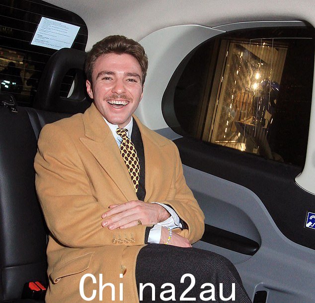 罗科·里奇周四在伦敦与朋友们度过了一个愉快的夜晚,在英国寒冷的天气中穿得暖和起来