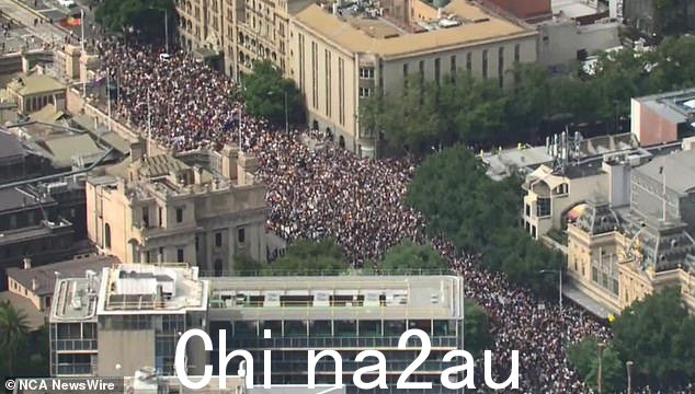 上午 10 点后不久,人群聚集在百年建筑外,原住民和巴勒斯坦旗帜都挥舞着