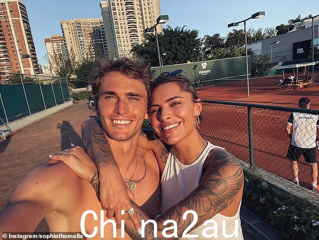 Alexander Zverev 在比赛中得到了他的模特女友 Sophia Thomalla 的支持