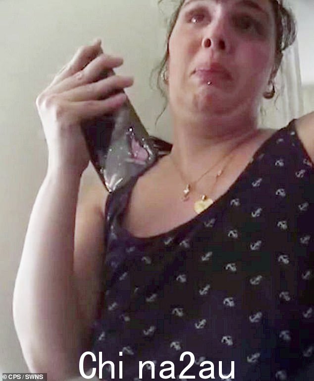 随身摄像机捕捉到了整个着陆点,里面挤满了护理人员和警察,斯科特站在一间“黑暗、肮脏、凌乱”的卧室门口,阿尔菲·斯蒂尔就是在那里被发现的” class=