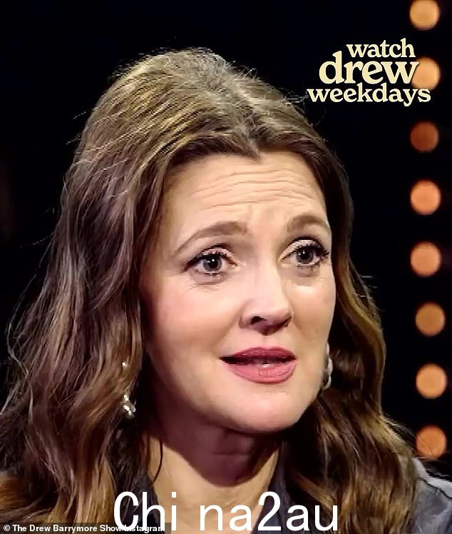 Drew Barrymore 分享说她不高兴一名男子在约会应用程序上撒谎。这位《霹雳娇娃》的女演员在周五的脱口秀节目中表示,她感兴趣的一个人在说自己是一名足球运动员时撒了谎。事实上,他是一名音乐家
