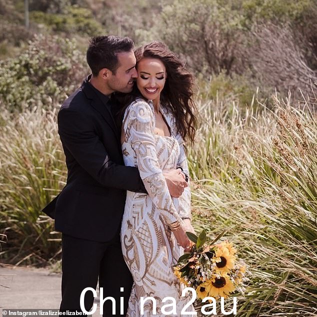 在 Instagram 上,这位 32 岁的电视真人秀明星分享了一张她和男友去年婚礼的照片。亚历山大穿着黑色西装,拥抱了他的新娘,新娘看起来美极了身穿紧身婚纱