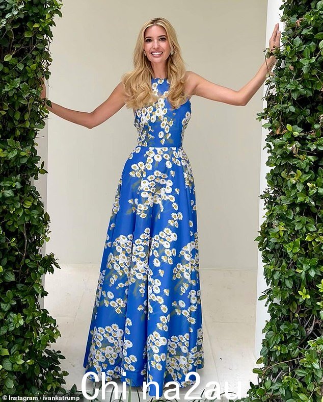 伊万卡·特朗普 (Ivanka Trump) 穿着紧身碎花连衣裙展示了她健美的体格 - 几天前,她在杰夫·贝索斯 (Jeff Bezos) 的 60 岁生日庆典上与众多一线明星一起参加了派对